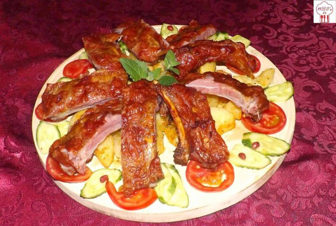 Coasta afumata de porc cu cartofi auriti pentru 2-3 persoane