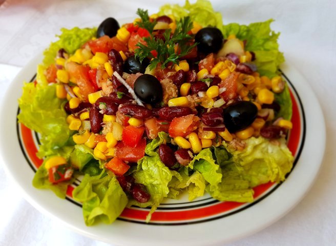 Salata mexicana pe pat de salata verde