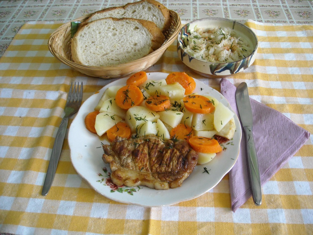 Cotlet de porc (vrabioara) la tigaia grill, cu legume gatite la abur si salata de varza dulce