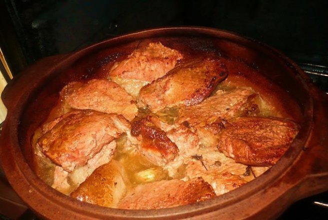 Muschi de porc aromat in vasul de lut