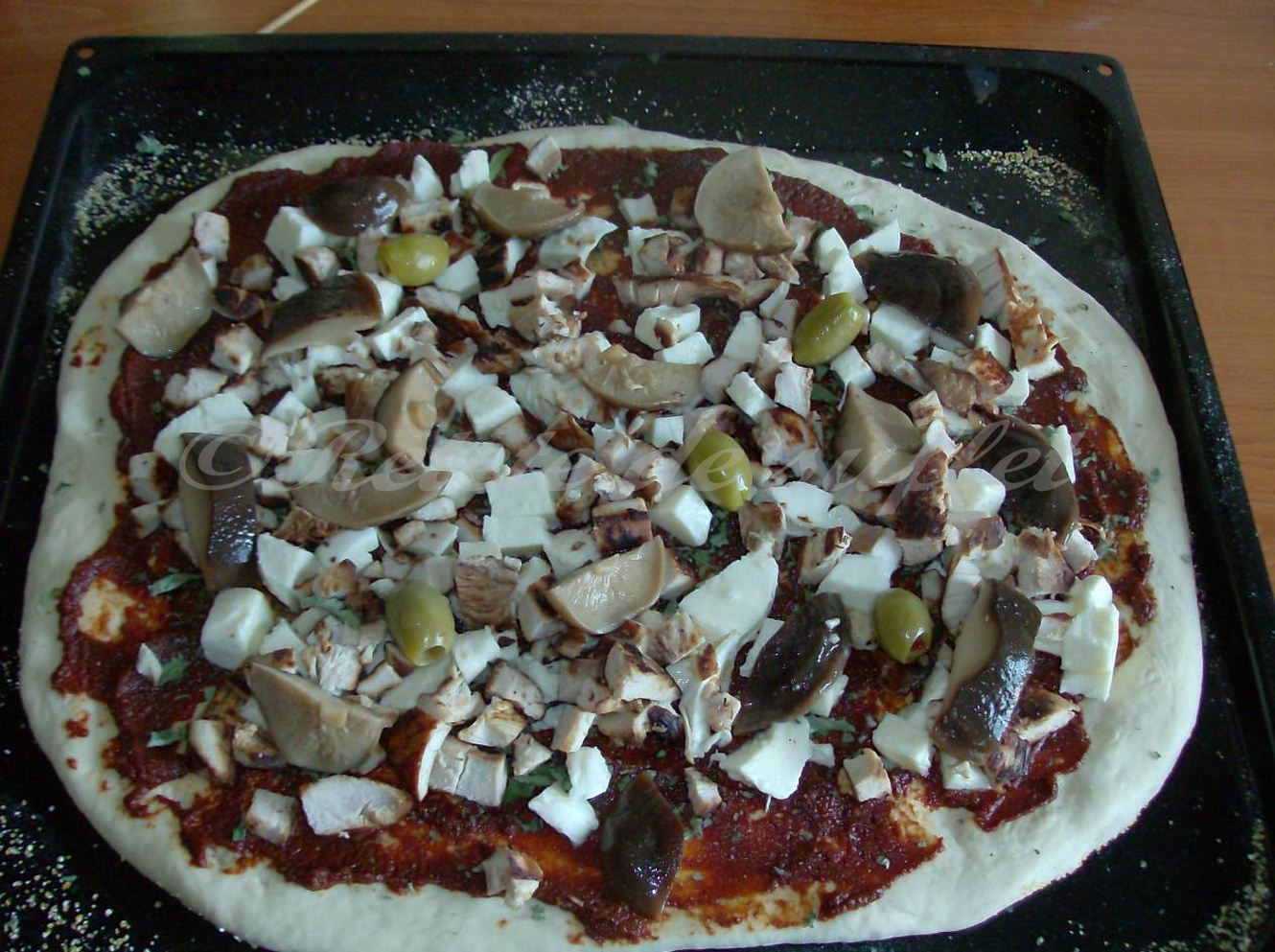 Pizza cu pui marinat