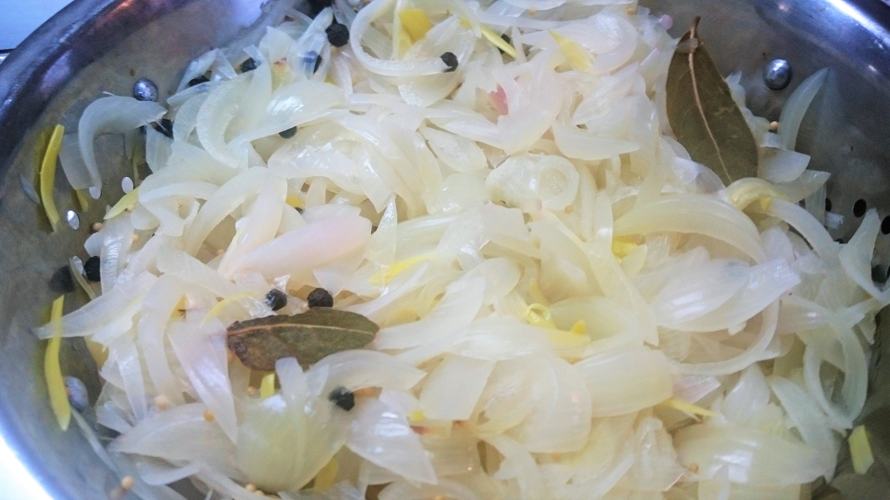 Salata de ceapa marinata cu chiftelute