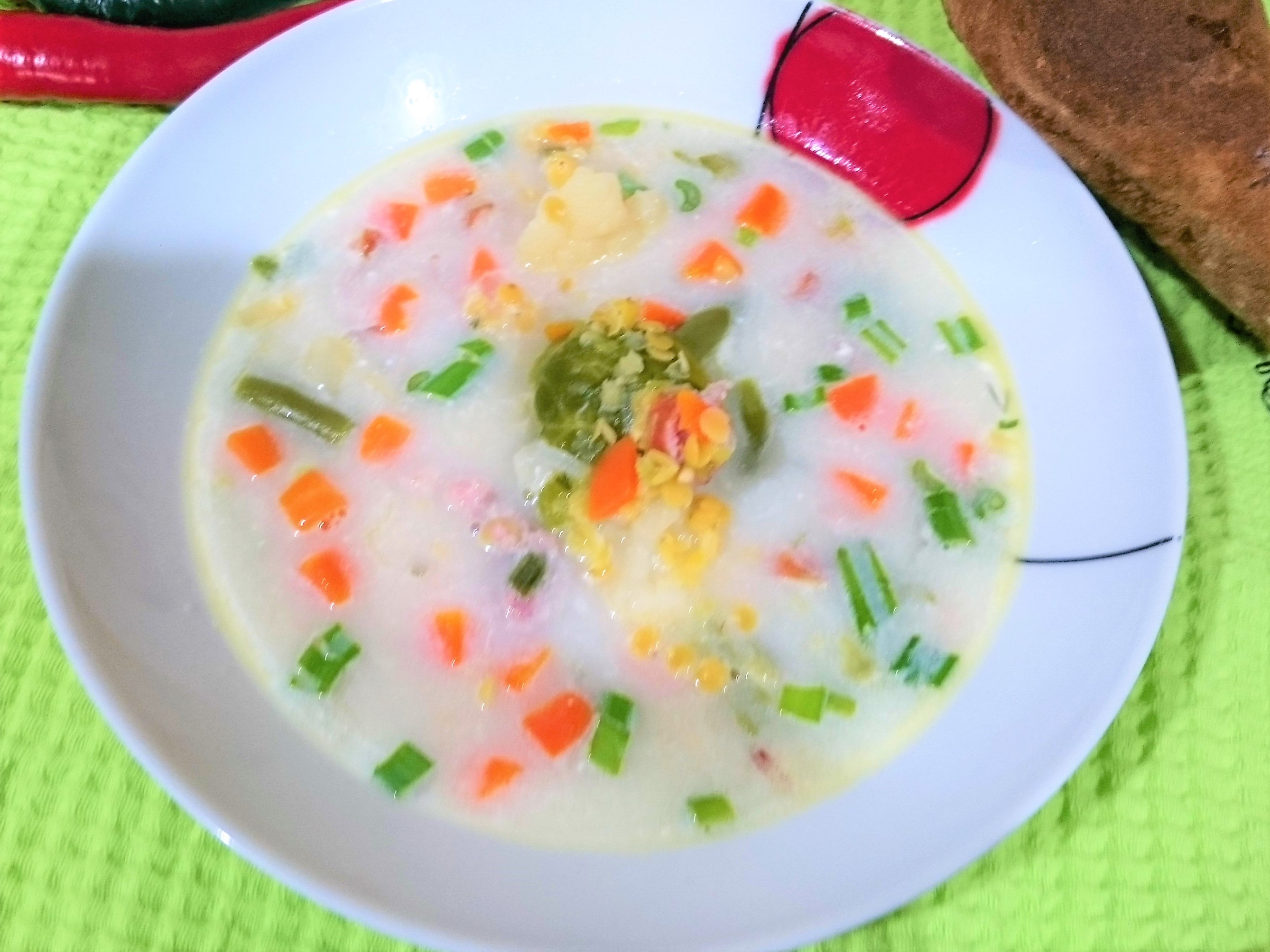 Supa cu legume verzi, linte si iaurt