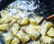 Cartofi in sos de iaurt si carnaciori de gratar-5