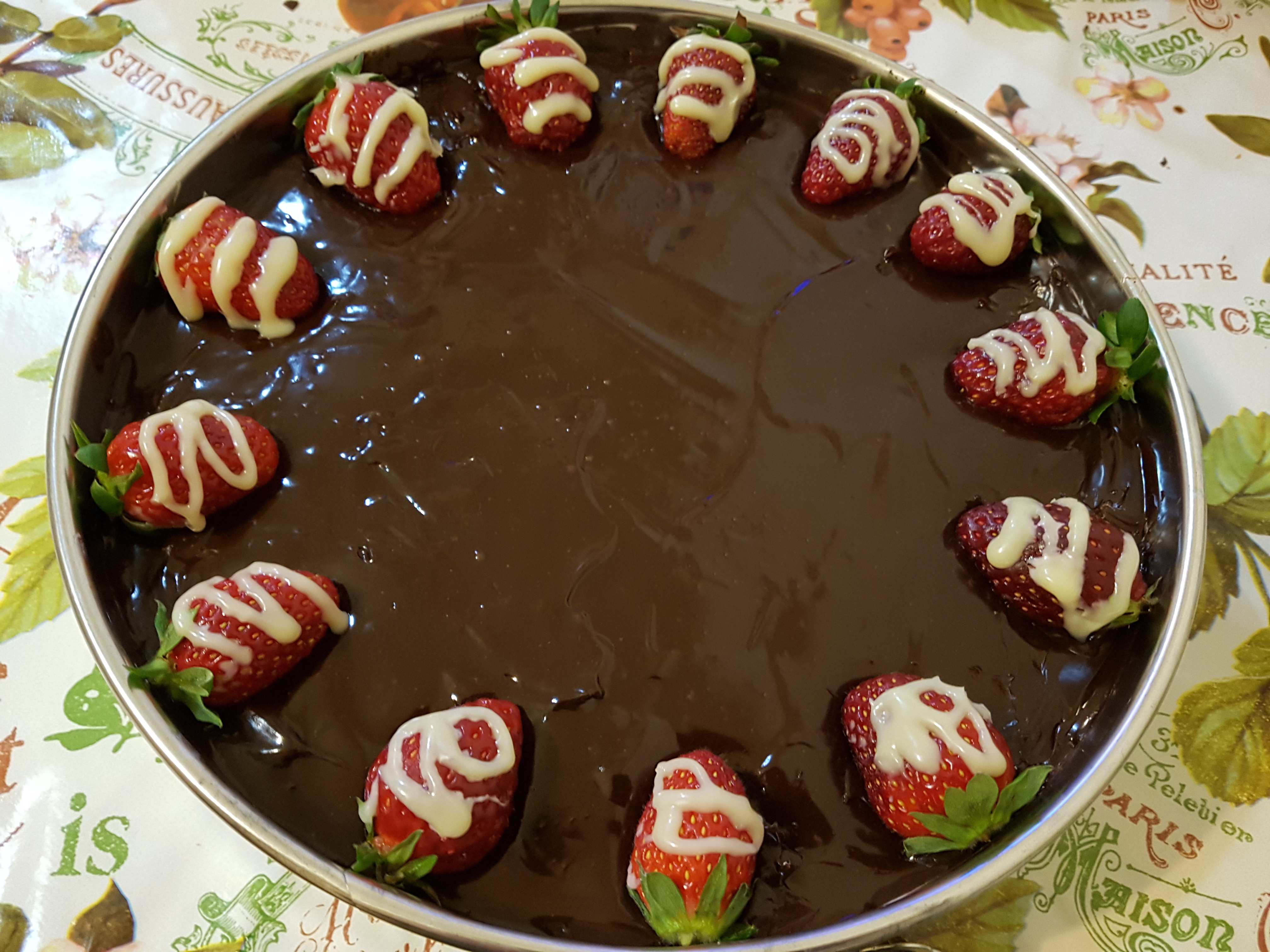 Desert tort cu Oreo, capsuni si ciocolata