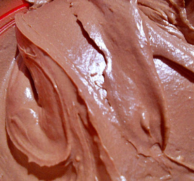 Desert tort cu doua creme de ciocolata si capsuni