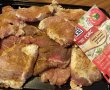 Friptura de porc si cartofi cu unt la cuptor, servite cu sos de usturoi si rosii-1