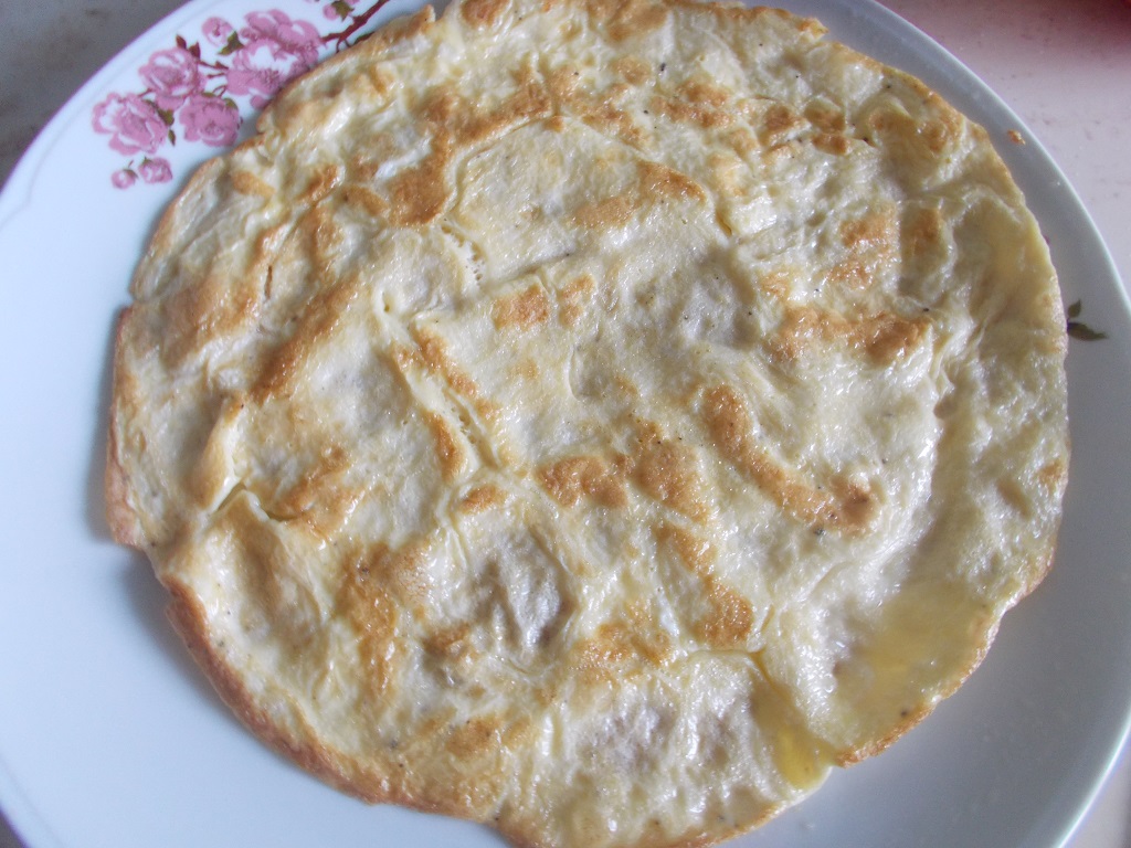 Aperitiv rulouri de omleta, cu jambon si cascaval