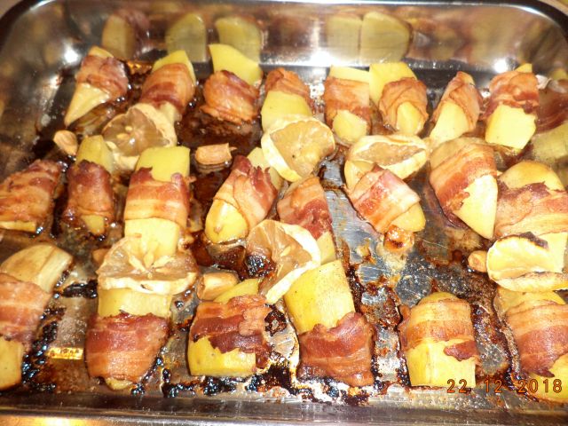 Cartofi inveliti in mantie de bacon