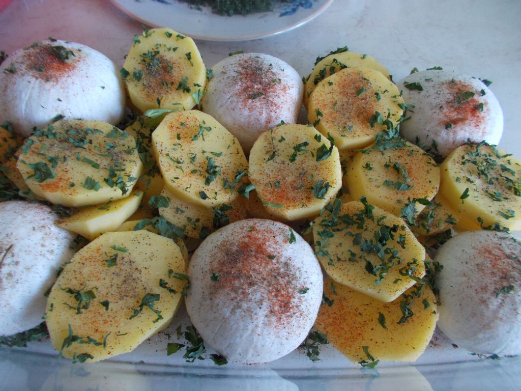 Pulpe de pui pe pat de ciuperci si cartofi, la cuptor