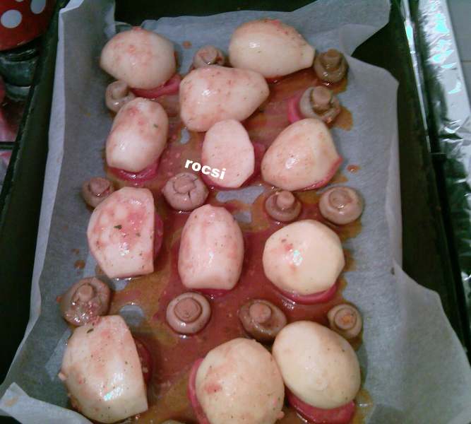 Cartofi noi pe pat de rosii la cuptor