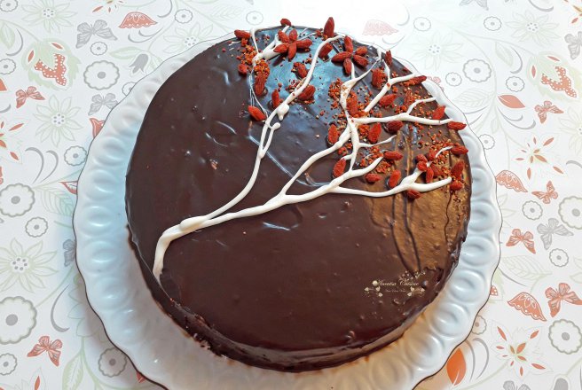 Desert tort de primavara cu ciocolata si fructe goji
