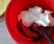Desert tort cu crema de lapte condensat si fructe de padure-5