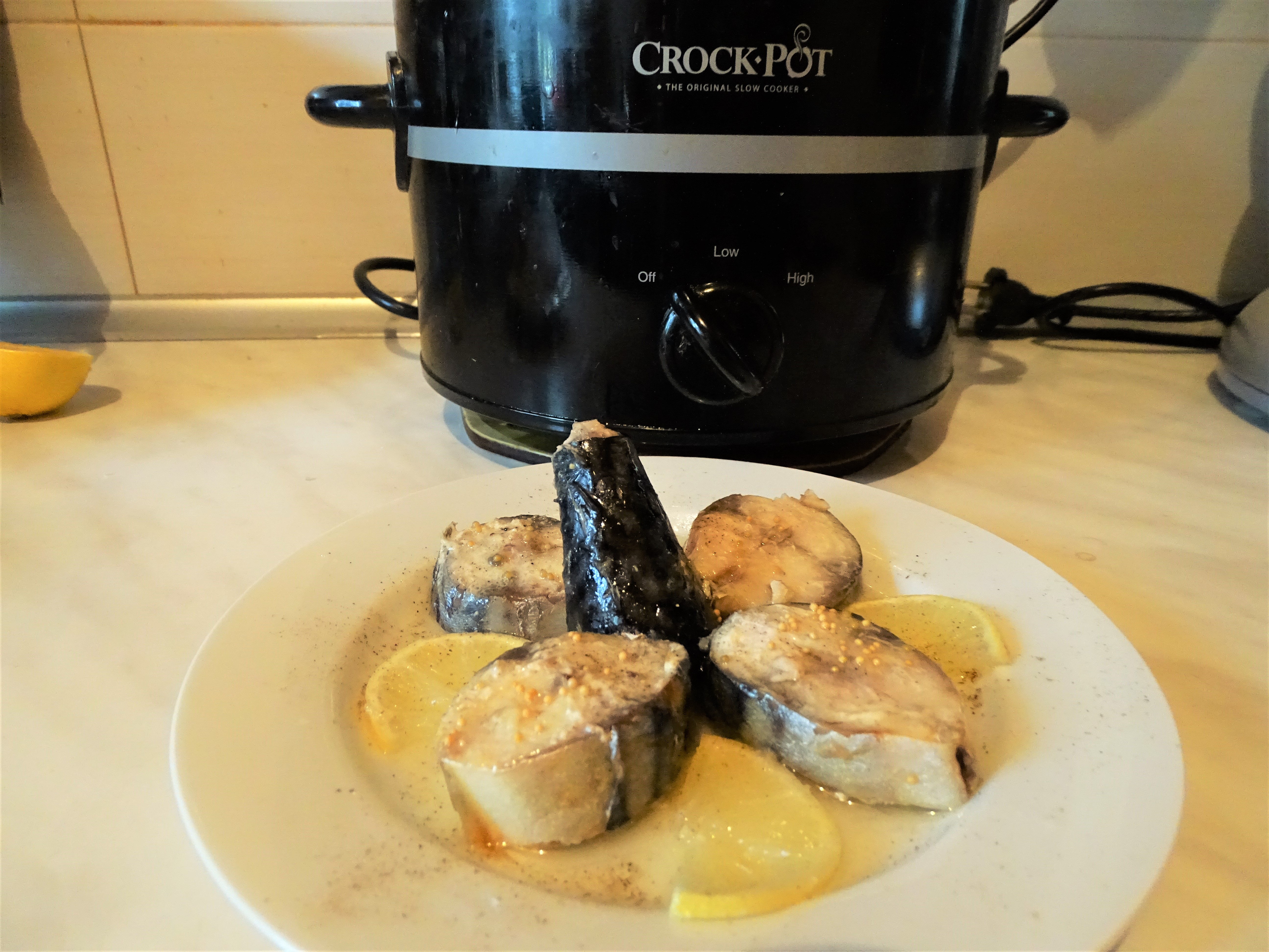 Macrou cu lamaie gatit la slow cooker Crock-Pot