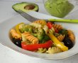 Fusilli cu ardei gras, broccoli, masline si sos de avocado-1