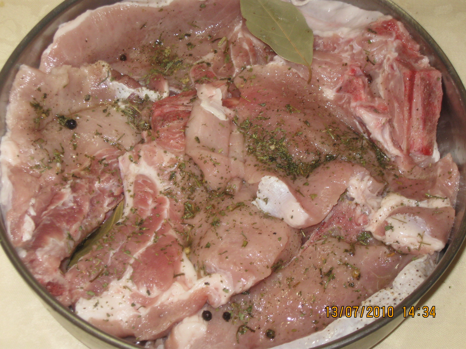 Cotlet de porc la cuptor cu mamaliguta si mujdei de usturoi