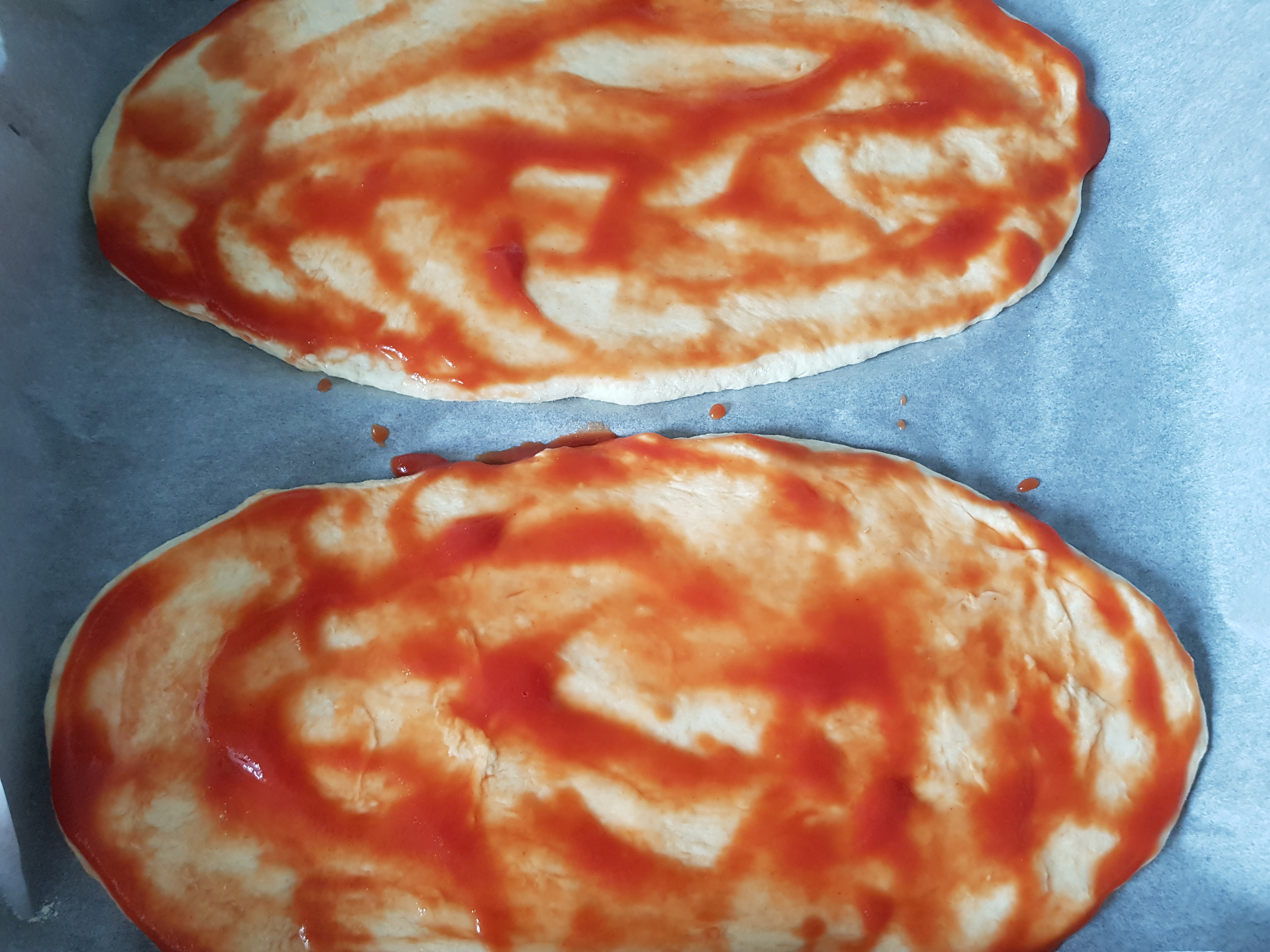 Pizza rapida cu blat pufos (fara drojdie) cu aluat fraged