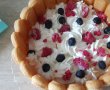 Desert tort din piscoturi, cu crema de iaurt si fructe-5