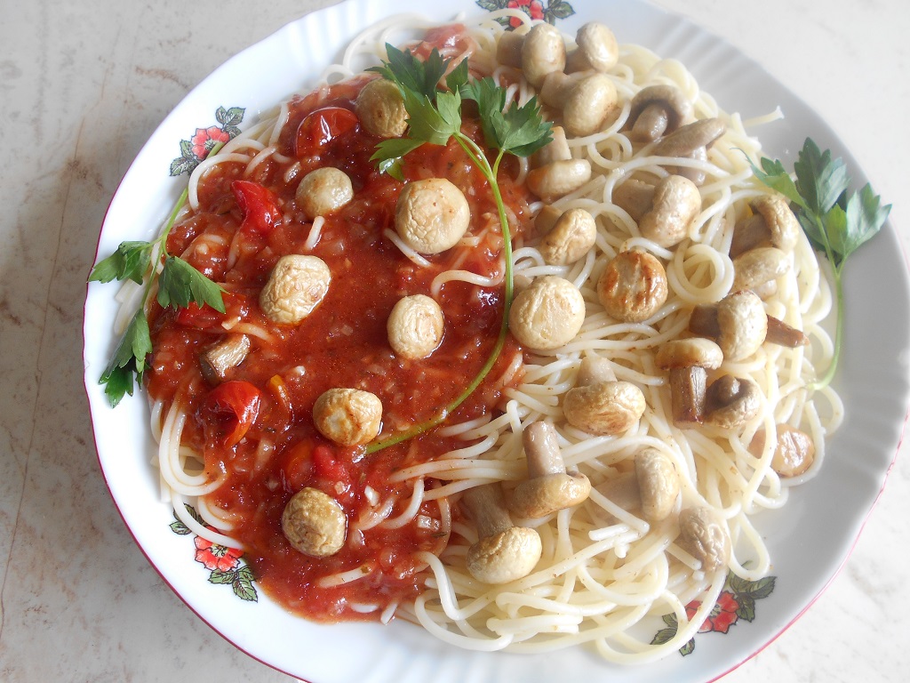 Spaghete cu ciupercute si sos tomat