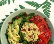 Salata de mangold cu humus, avocado si rosii-4
