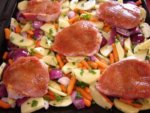Cotlet de porc la cuptor pe pat de legume