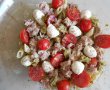 Salata mediteraneana, cu paste, ton, rosii cherry si pesto-8