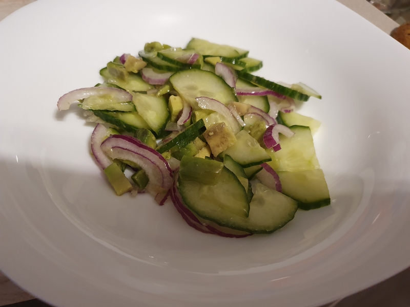 Salata cu avocado si creveti