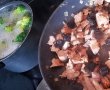 Carne de porc cu broccoli, crema de cocos si prune uscate-1