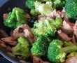 Carne de porc cu broccoli, crema de cocos si prune uscate-3