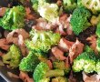 Carne de porc cu broccoli, crema de cocos si prune uscate-4