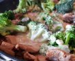Carne de porc cu broccoli, crema de cocos si prune uscate-6