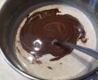 Desert prajitura cu blat din albusuri cu nuca si crema de ciocolata-8