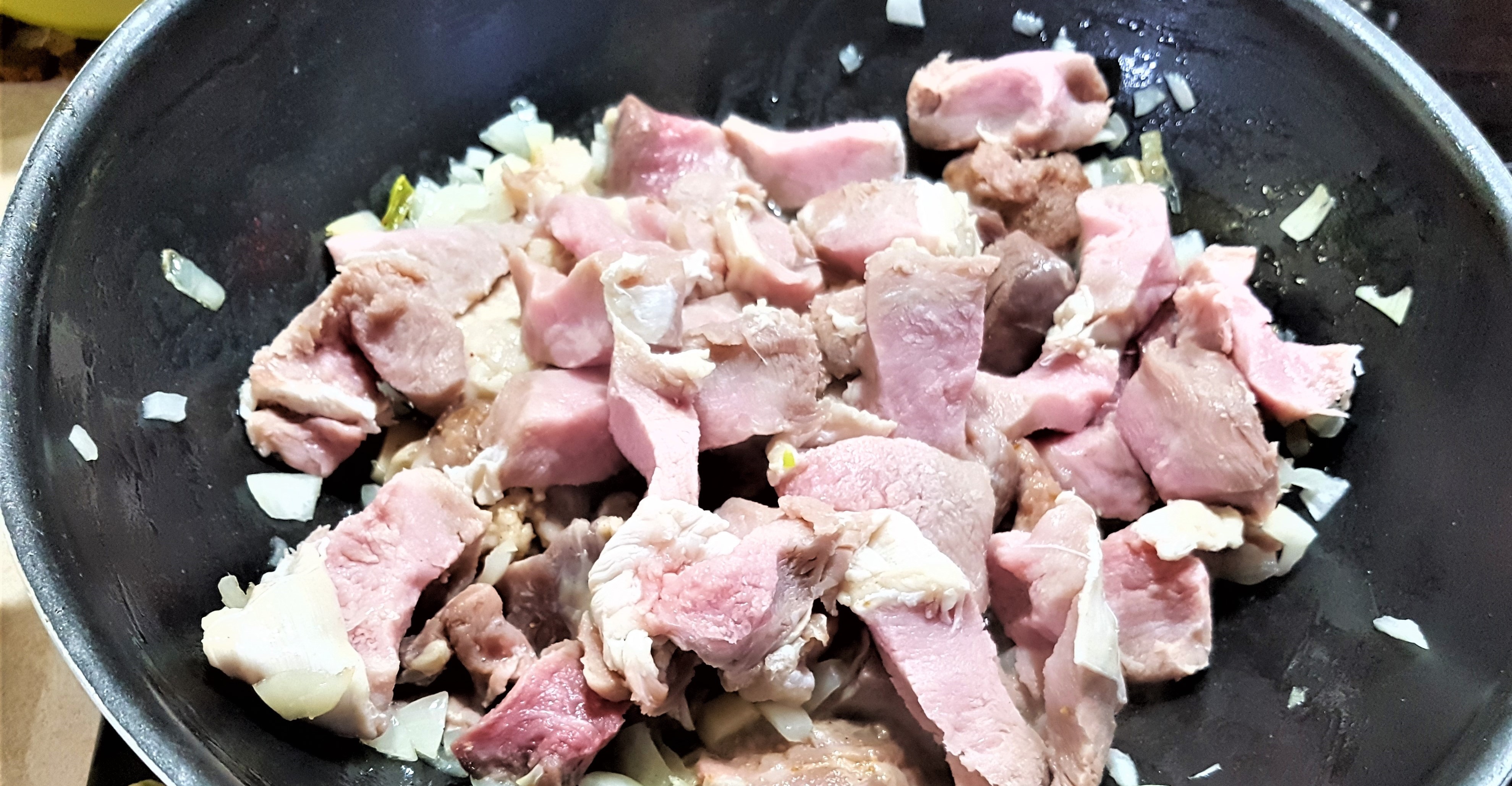 Carne de porc cu sos de rosiii, paste si fasole verde