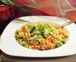 Salata de paste tricolore cu polonezi si muraturi-3