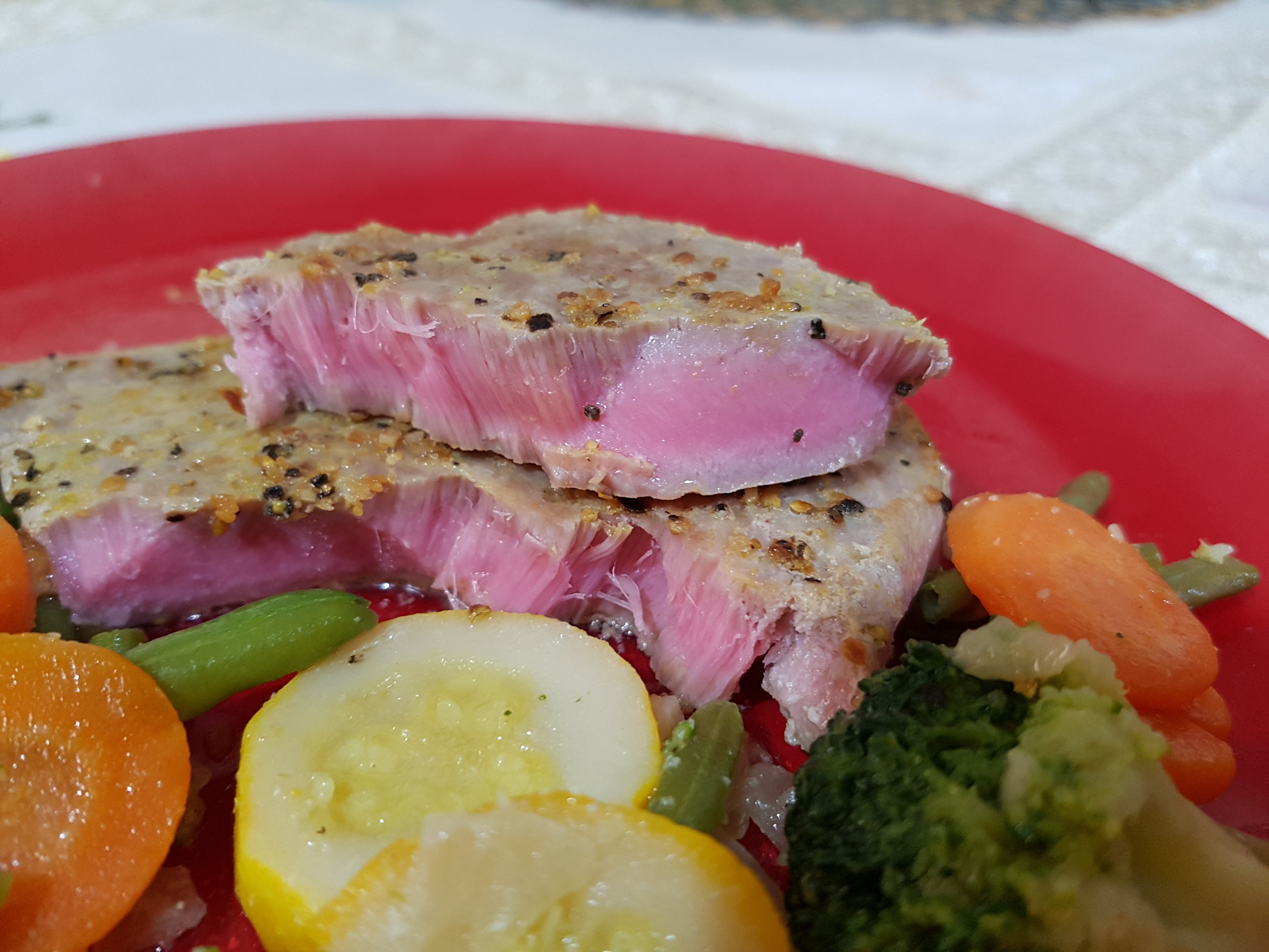 Steak de ton proaspat cu legume reteta pentru o masa delicioasa