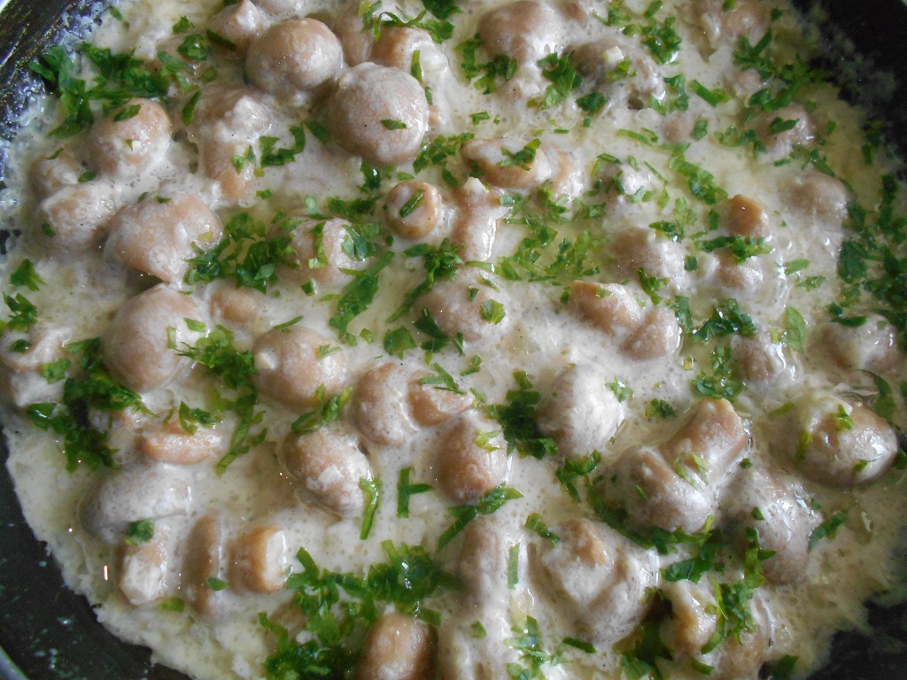 Garnitura de ciupercute intregi, cu sos alb