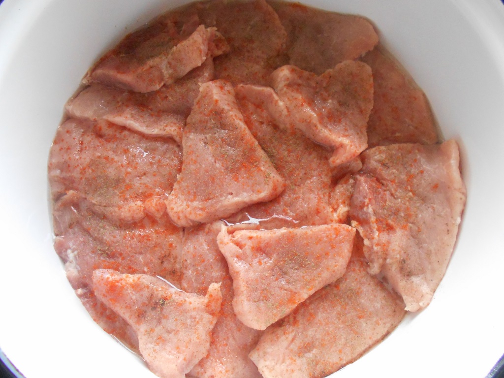 Friptura din pulpa de porc, cu garnitura de ciupercute intregi in sos alb