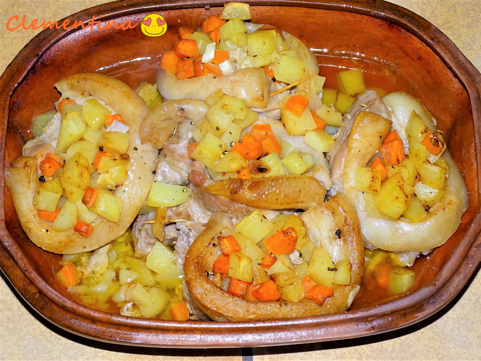 Cosulete de jambon umplute cu legume, coapte in oala de lut