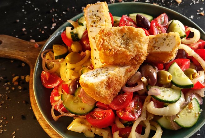 Salată grecească reinterpretată - Rețeta savuroasă cu feta pane