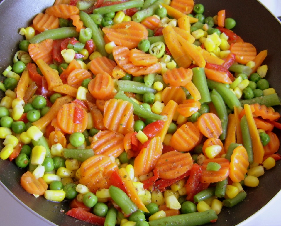 Salata calda cu peste si legume