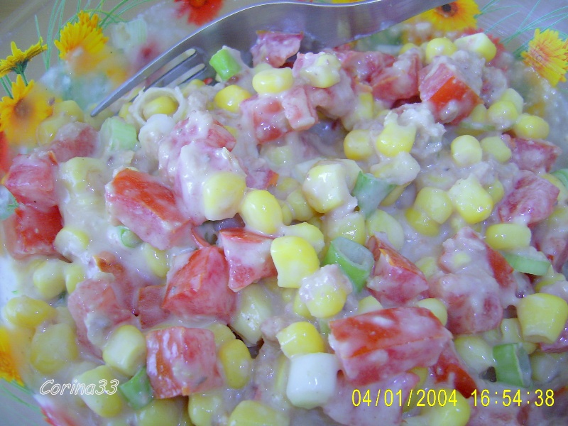 Salata de ton cu porumb si rosii