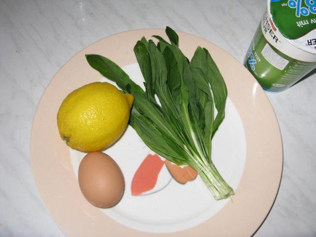 Salată de leurdă cu ou şi cu iaurt