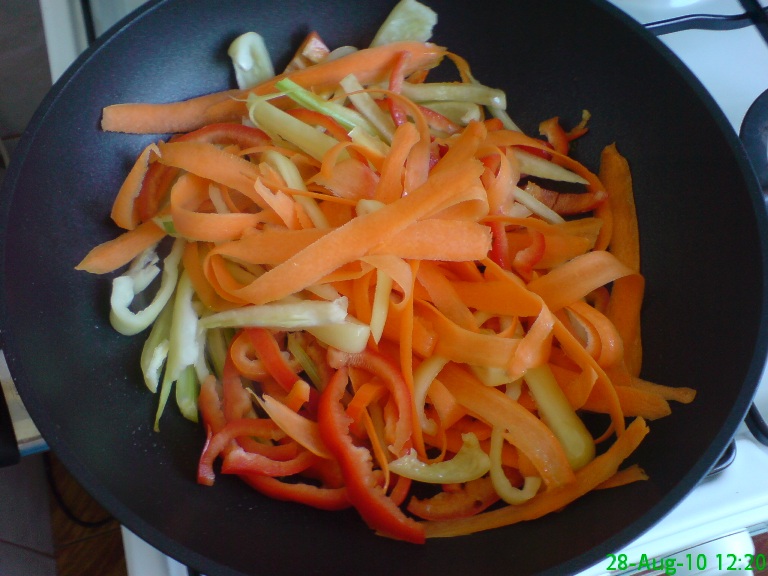 Pulpe de pui cu legume( in tigaia wok)