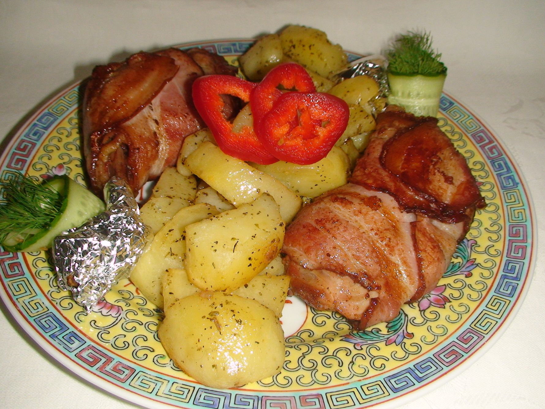 Pulpe in bacon cu cartofi la cuptor