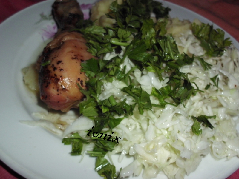 Ciocănele la cuptor cu piure şi salată de varză