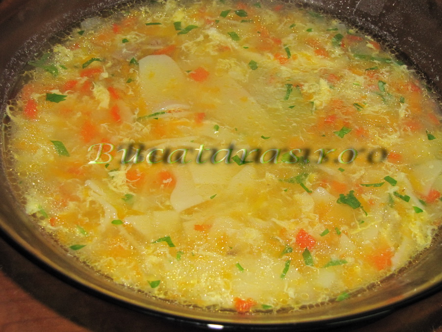 Supa din rasol de vitel cu zdrente de ou