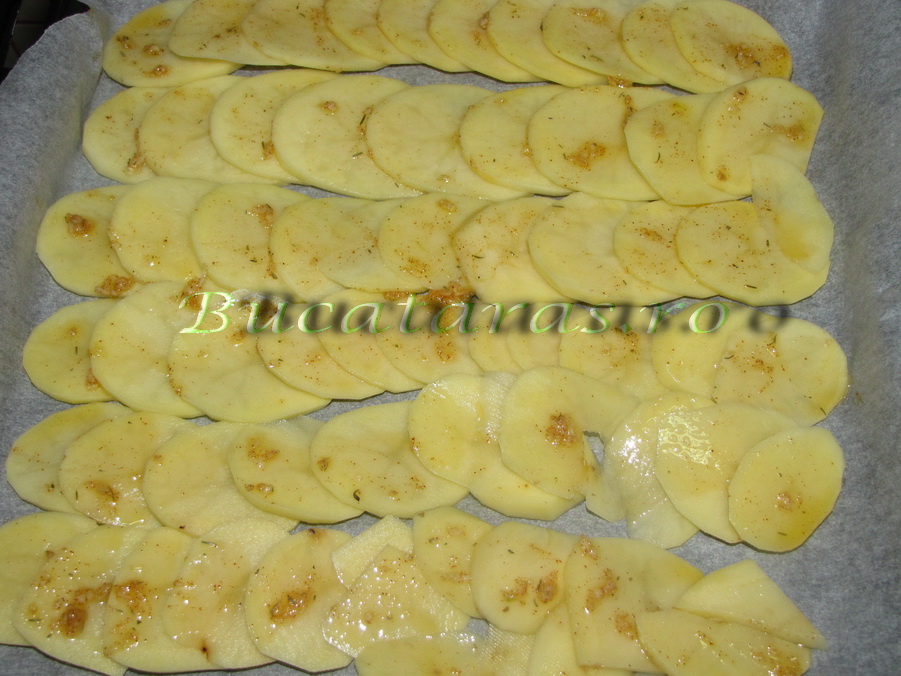 Cartofi crantzaniti cu usturoi si ementaler