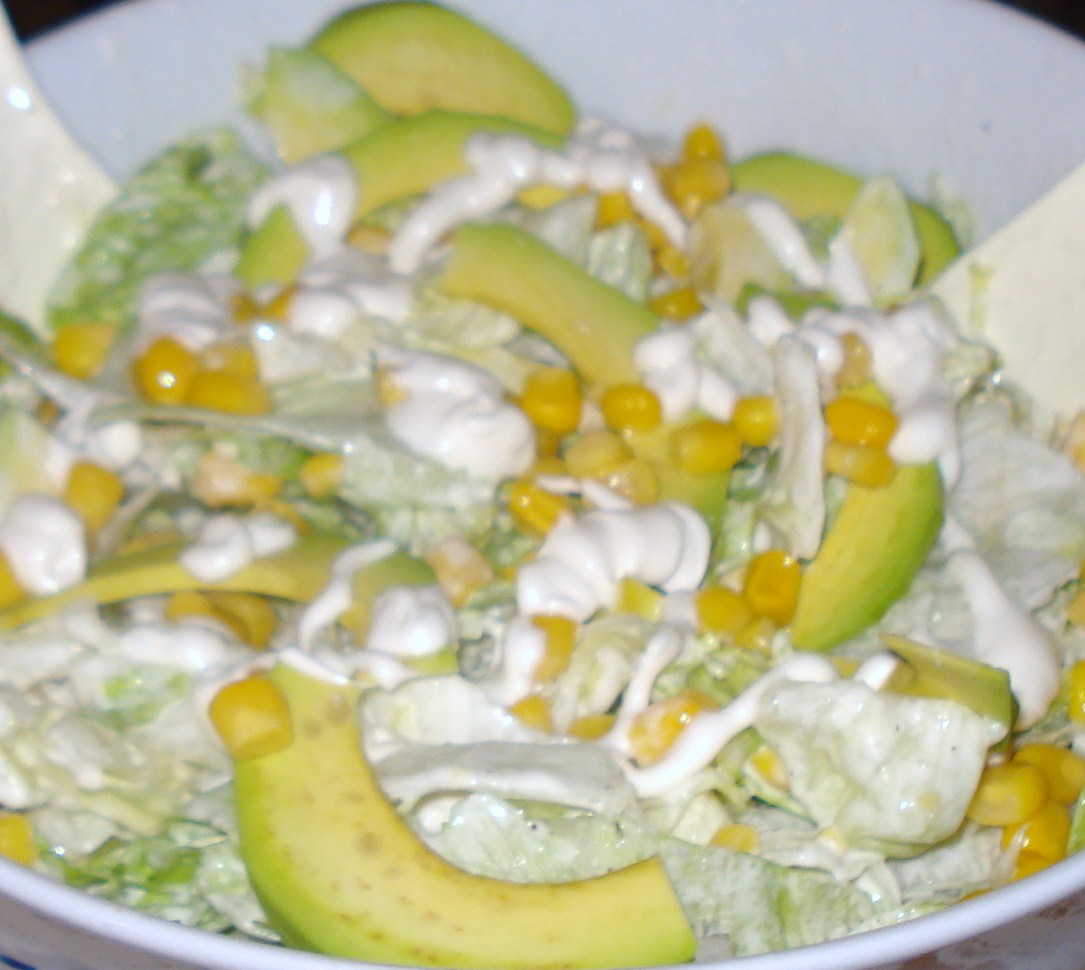Salata cu avocado si porumb