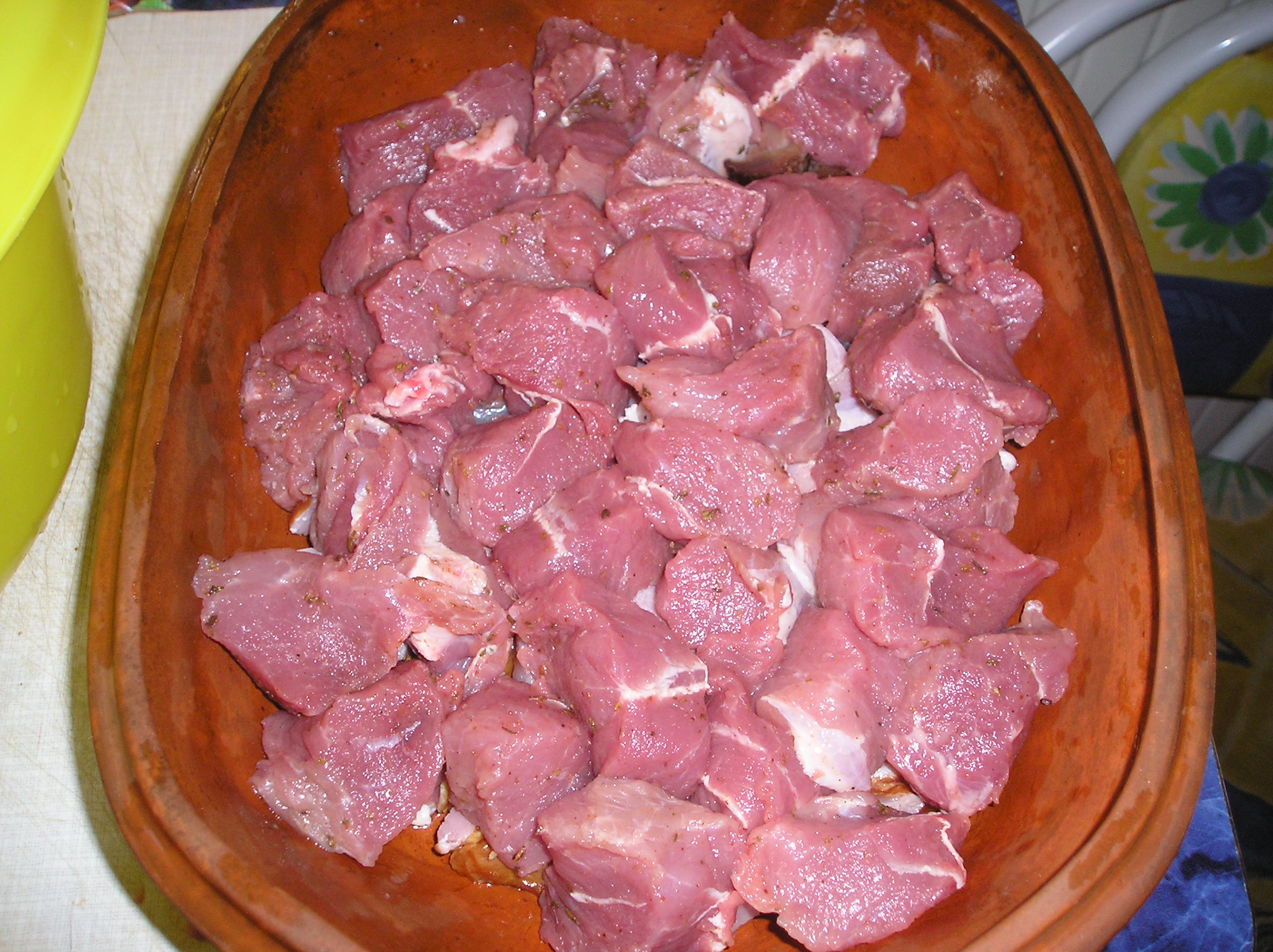 Carne de porc proaspata si afumata,cartofi si bureti,in vasul roman