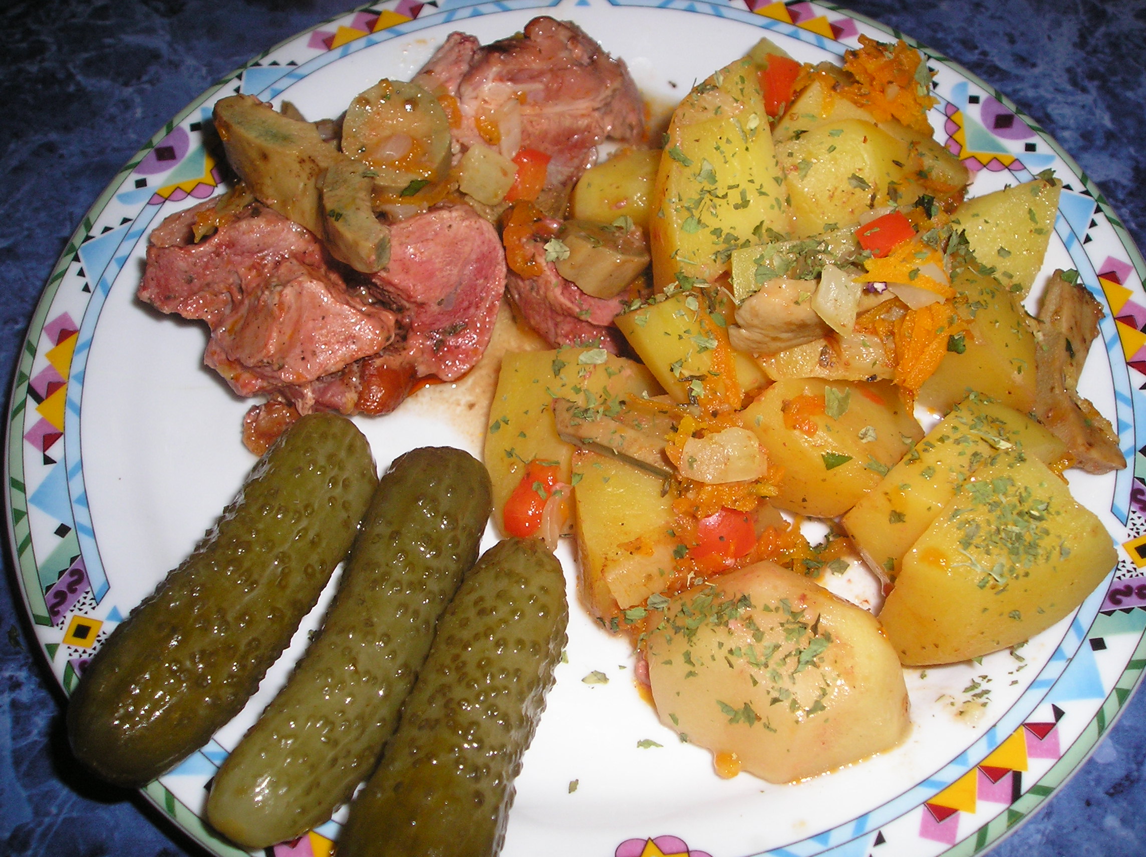 Carne de porc proaspata si afumata,cartofi si bureti,in vasul roman